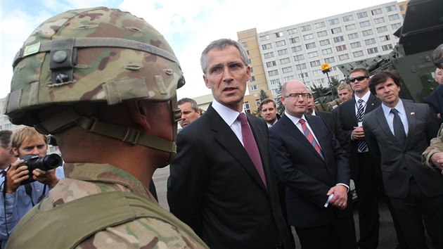 Amerití vojáci se v kasárnách v Ruzyni setkali s generálním tajemníkem NATO...