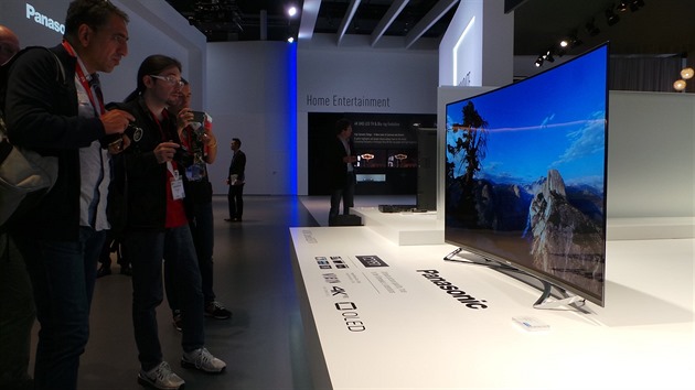 Panasonic je teprve druh vrobce na svt, kter bude masov vyrbt a prodvat 4K OLED televizory. Na snmku je model CZ950.