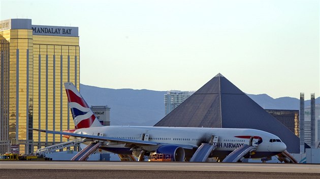 Na letiti v Las Vegas se vzal jeden z motor letadla britskch aerolinek British Airways (9. z 2015).