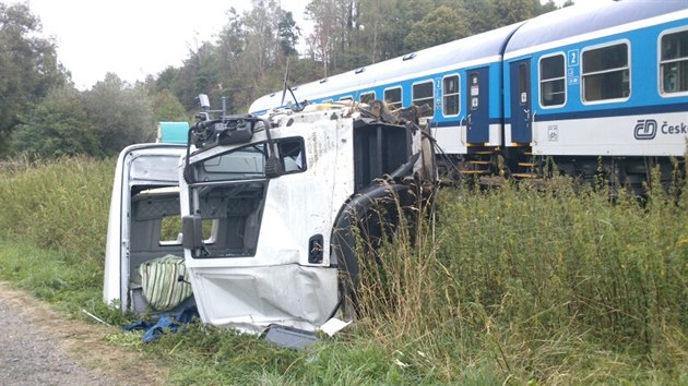 Srka vlaku a nkladnho vozidla na elezninm pejezdu v Lukch nad Jihlavou.