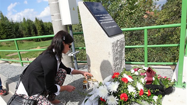 Od ptku pipomn tragick zcen mostu ve Vilmov nov pamtn deska. Jejho odhalen se vedle pedstavitel mstyse a crkve zastnily i rodiny dvou obt.