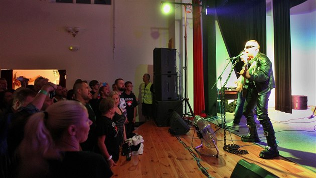 Koncert kapely Ortel v Potkch na Pelhimovsku. Sl sokolovny byl vyprodan, nvtvnci si koncert uili bez jakchkoliv exces.
