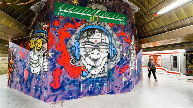 Dopravn podnik povolal umlce, aby svmi graffiti vyzdobili stanici metra Mstek.