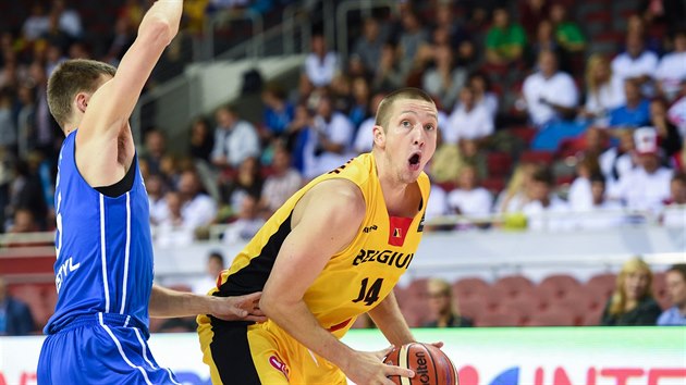 Belgick basketbalista Maxime de Zeeuw se prosazuje proti esk obran.