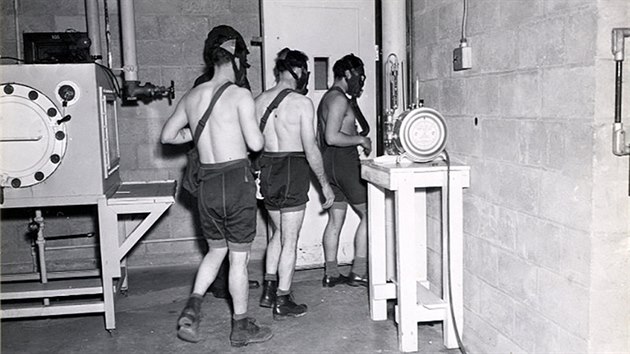 Amerit dobrovolnci z ad vojk nastupuj do plynov komory, aby vdcm pomohli otestovat inky yperitu (1945)