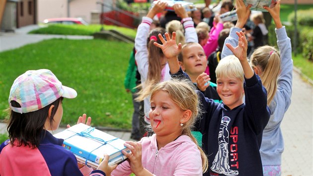 Za pomoci lidskho etzu se sthovala knihovna v Nov Roli.