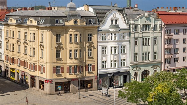 Dm po rekonstrukci s citliv opravenou fasdou a citliv vytvoenmi vkladci obchodu. Loftov byt nijak nenaruuje vzhled secesnho domu.