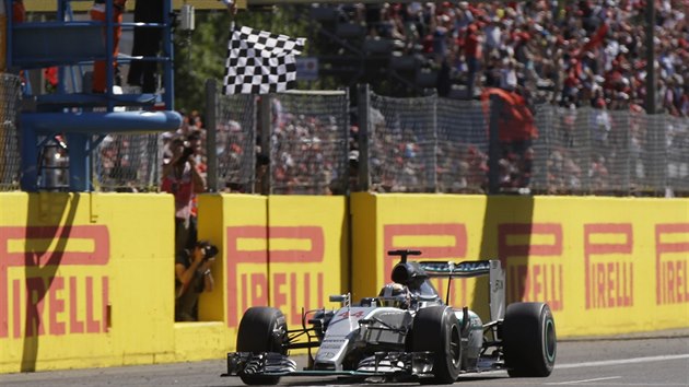 Lewis Hamilton projd vtzn clem Velk ceny Itlie v Monze.