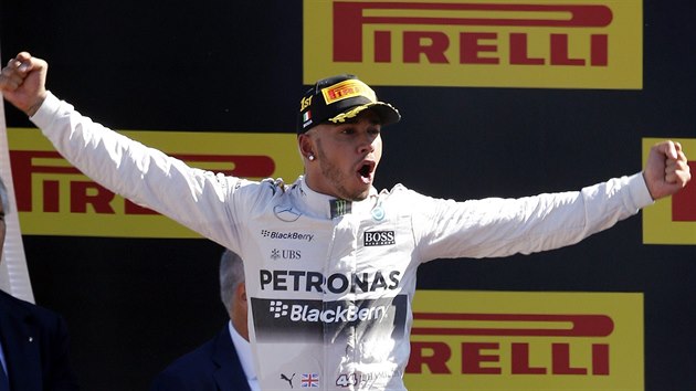 Lewis Hamilton z tmu Mercedes se raduje z triumfu ve Velk cen Itlie.