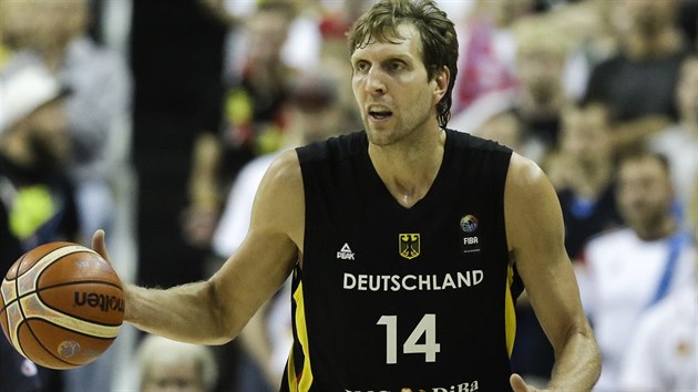 Nmecká basketbalová hvzda Dirk Nowitzki v duelu se Srbskem.