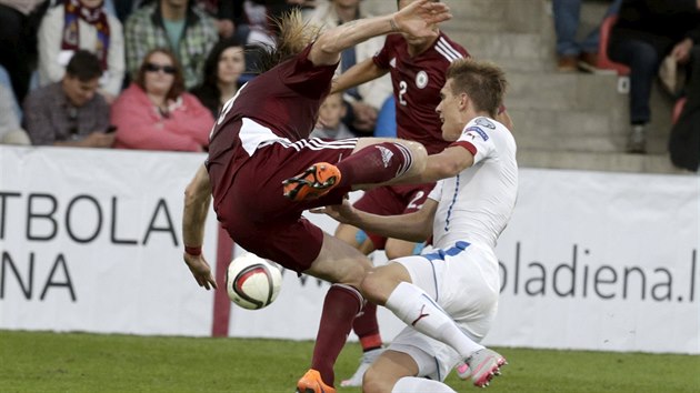 Ostr souboj eskho fotbalista Boka Dokala (vpravo) s Kasparsem Gorkssem z Lotyska.