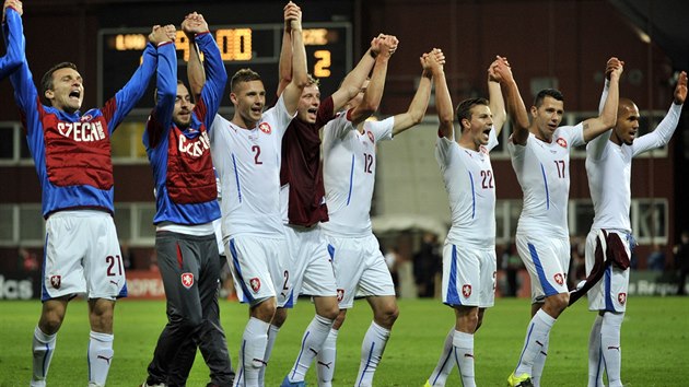 etí fotbalisté se radují z vítzství v Lotysku a postupu na EURO 2016 do...