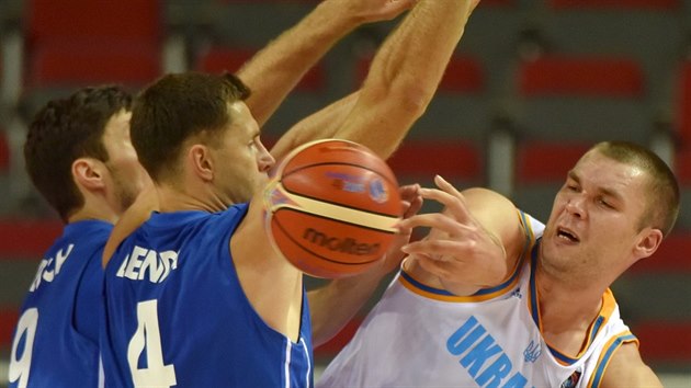 esk basketbalista Jan Benda se sna zabrnit v pihrvce Kyrylu Fesenkovi (vpravo) z Ukrajiny.
