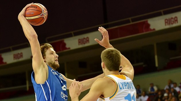 esk basketbalista Jan Vesel zakonuje na ukrajinsk ko pes brncho Oleksandra Lypovyho.