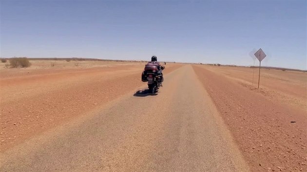 Cesta ze Sydney do Melbourne ovem pes pou a pomysln sted Austrlie, msto Alice Springs, trvala 70 dn.