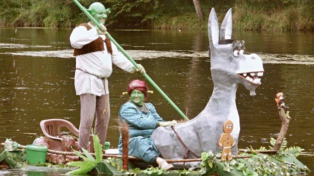 Shrek a Fiona na romantick plavb na Vltav v roce 2010.