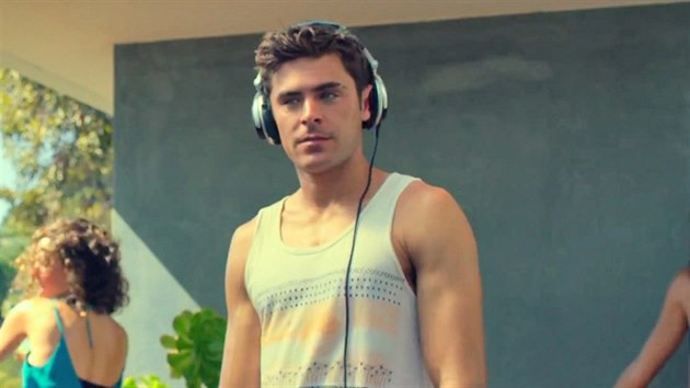 Zac Efron, hrdina srie Muzikl ze stedn, ve filmu We Are Your Friends hraje zamilovanho ddeje