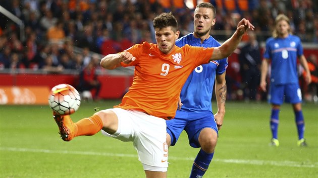 Nizozemsk tonk Klaas-Jan Huntelaar (v oranovm) netrefil sprvn m v utkn s Islandem a promekal anci. Sleduje ho Ragnar Sigurdsson.