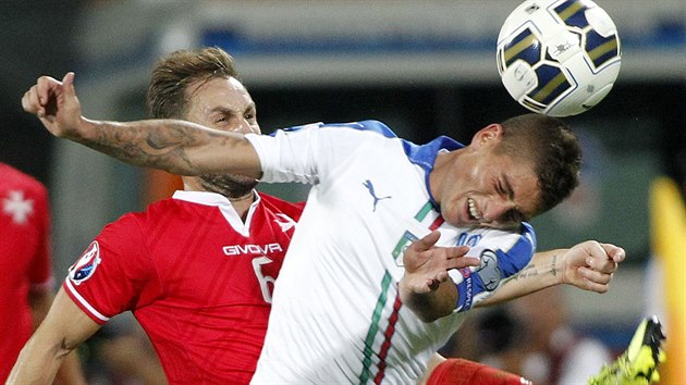 Italsk fotbalista Marco Verratti (v blm) hlavikuje v souboji s Paulem Fenechem z Malty.