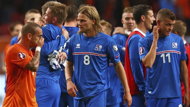 Islandt fotbalist jsou spokojen, nizozemsk reprezentant Wesley Sneijder (v oranovm) smutn.