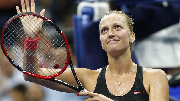 Petra Kvitová zdraví diváky po vítzném osmifinále US Open