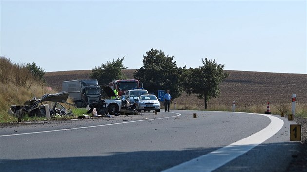 Mlad idika skonila po stetu s nklakem mrtv na zemi, jej auto zdemolovan a rozplen na dv sti (1. 9. 2015).