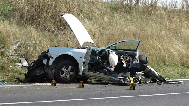 Mlad idika skonila po stetu s nklakem mrtv na zemi, jej auto zdemolovan a rozplen na dv sti (1. 9. 2015).