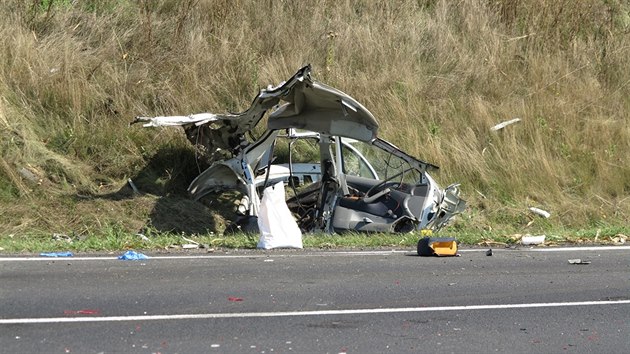 Mlad idika skonila po stetu s nklakem mrtv na zemi, jej auto zdemolovan a rozplen na dv sti (1. 9. 2015).