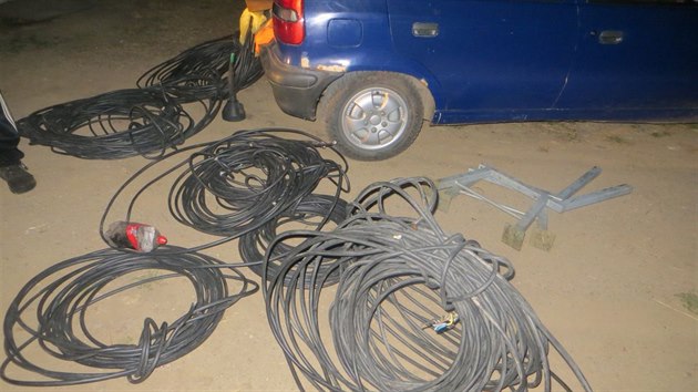 Zlodj ukradl asi kilometr kabel veejnho osvtlen (6. 9. 2015).