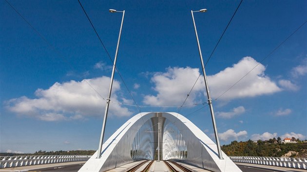 Trojsk most byl slavnostn oteven 4. jna 2014, doprava na nj vyjela o dva dny pozdji. Vede z Partyznsk ulice v Holeovicch do oblasti ulic Nov Povltavsk a Trojsk v Troji.