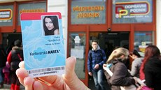 Karlovarská karta nahradila všechny papírové průkazy. Karlovarská karta nahradila všechny papírové průkazy.