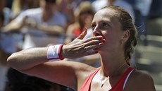 eská tenistka Petra Kvitová posílá polibky publiku po postupu do osmifinále US...