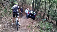 Cyklisté se nestačili divit, když na úzké lesní cestě spatřili auto (5.9.2015) Cyklisté se nestačili divit, když na úzké lesní cestě spatřili auto (5.9.2015)