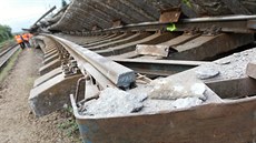 Podle mluvčího Správy železniční dopravní cesty Marka Iliaše dělníci v místě... Podle mluvčího Správy železniční dopravní cesty Marka Iliaše dělníci v místě...
