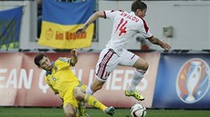 Ukrajinský fotbalista Stpannko v souboji o mí s Blorusem Sivakovem bhem...