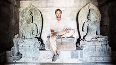 Náhradní Buddha. Ve škole mi říkali náhradní Kristus, to když jsem měl vlasy po... Náhradní Buddha. Ve škole mi říkali náhradní Kristus, to když jsem měl vlasy po...