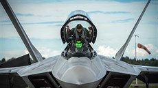 Americký letoun F-22 Raptor na základn Ämari v Estonsku