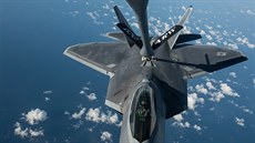 Americký letoun F-22 Raptor dopluje palivo za letu bhem cviného letu nad...