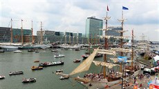 Jeden z nejvtích obr kotvících v pístavu bhem ptidenní pehlídky nejvtích plachetnic svta Sail Amsterdam 2015, ruská plachetnice Mir s délkou 110 metr.