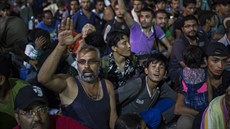 Syrtí uprchlíci ekají v pístavu na ostrov Lesbos na trajekt, který je...