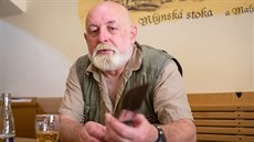 Jan Hofman z Hluboké nad Vltavou dal tomuto noži s osmnácticentimetrovou čepelí... Jan Hofman z Hluboké nad Vltavou dal tomuto noži s osmnácticentimetrovou čepelí...