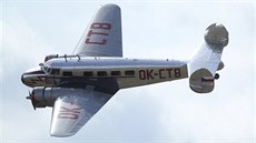 Lockheed Electra 10A pistává na strakonickém letiti.