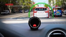 Systém Mobileye varuje v autě před srážkou. Systém Mobileye varuje v autě před srážkou.