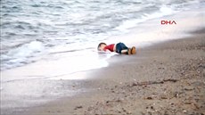 Utopený chlapec Ajlan leel na turecké plái.