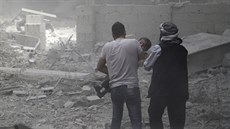 Na damaské pedmstí Dúma stále dopadají bomby z letadel Asadovy armády (30....