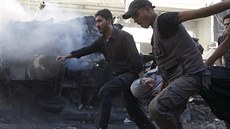 Na damaské pedmstí Dúma stále dopadají bomby z letadel Asadovy armády. (24....
