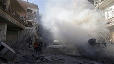 Na damaské pedmstí Dúma stále dopadají bomby z letadel Asadovy armády (24....