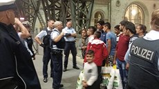 Mladým Afgháncům se útěk do Německa vydařil. Zaměstnankyně dětského domova je... Mladým Afgháncům se útěk do Německa vydařil. Zaměstnankyně dětského domova je...