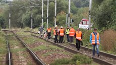 Náklad kolejí srazil u Golčova Jeníkova dva dělníky. Jeden nehodu nepřežil,... Náklad kolejí srazil u Golčova Jeníkova dva dělníky. Jeden nehodu nepřežil,...