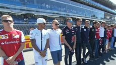 Lewis Hamilton při vzpomínce na zesnulého Justina Wilsona čepici nesundal... Lewis Hamilton při vzpomínce na zesnulého Justina Wilsona čepici nesundal...